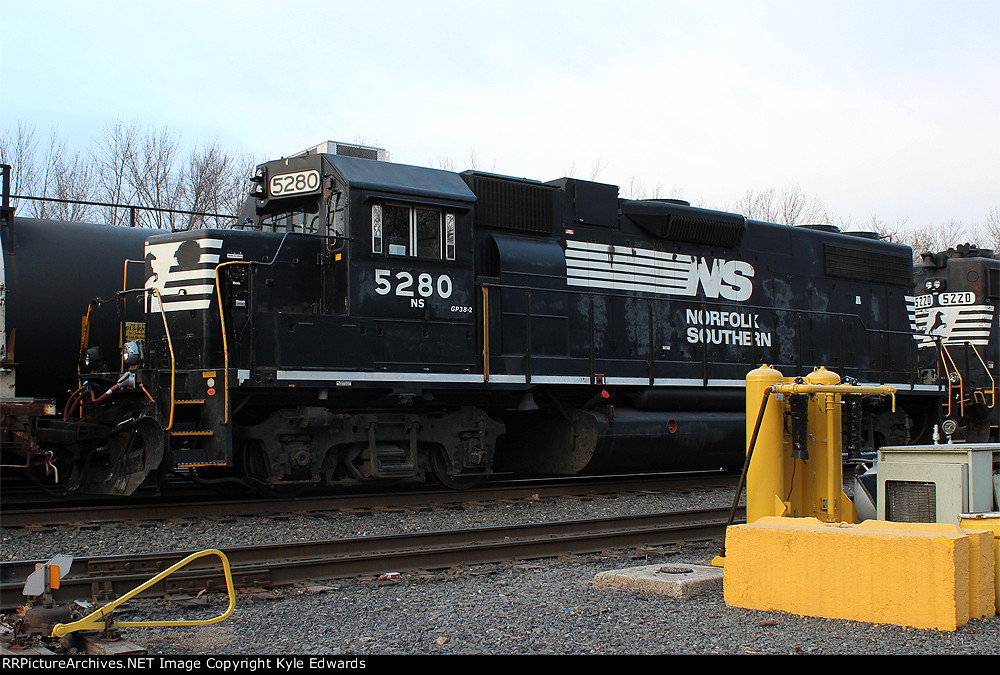 NS GP38-2 #5280 on 38G